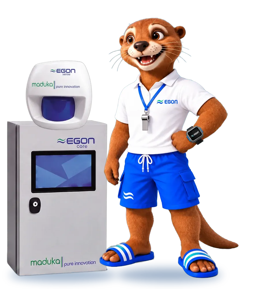 Der EGON-Otter im weißen Polo-Shirt und blauer Badehose steht neben der Zentraleinheit EGON core, auf der eine Sensoreinheit EGON sense liegt.